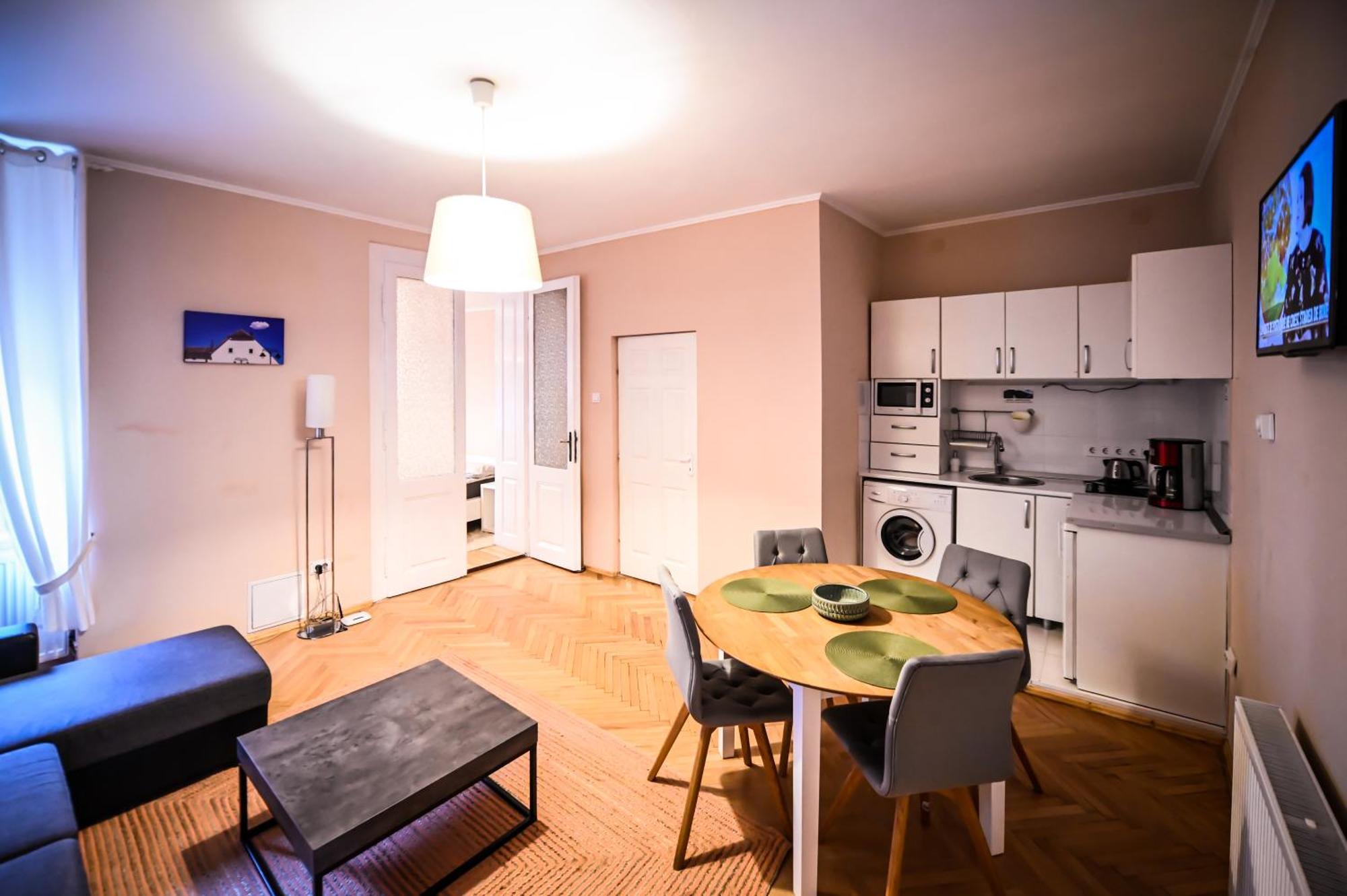 Jules' Sunny, Spacious And Central Apartment Sibiu Exterior foto