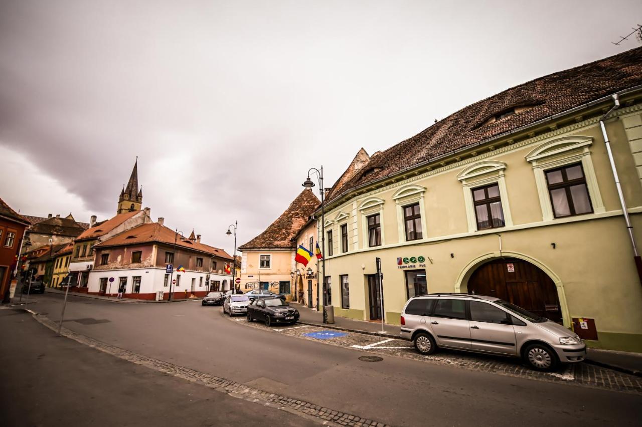 Jules' Sunny, Spacious And Central Apartment Sibiu Exterior foto